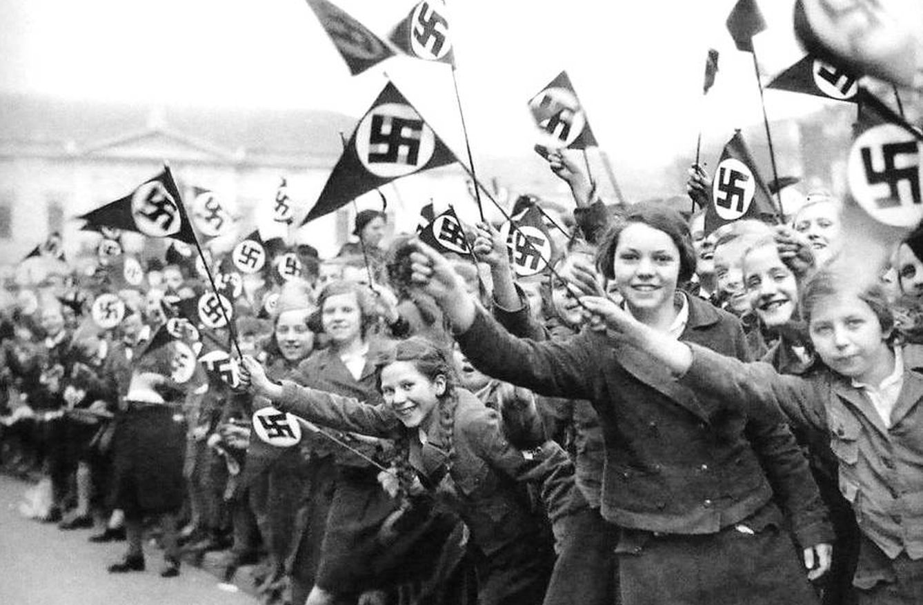 Niñas festejando en Viena el paso de las autoridades nazis tras la anexión de Austria por la Alemania de Hitler.