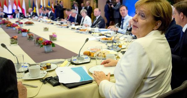 Foto: La canciller alemana Angela Merkel asiste a un desayuno con los líderes europeos previo a la cumbre del Consejo Europeo, el 20 de octubre de 2017. (EFE)