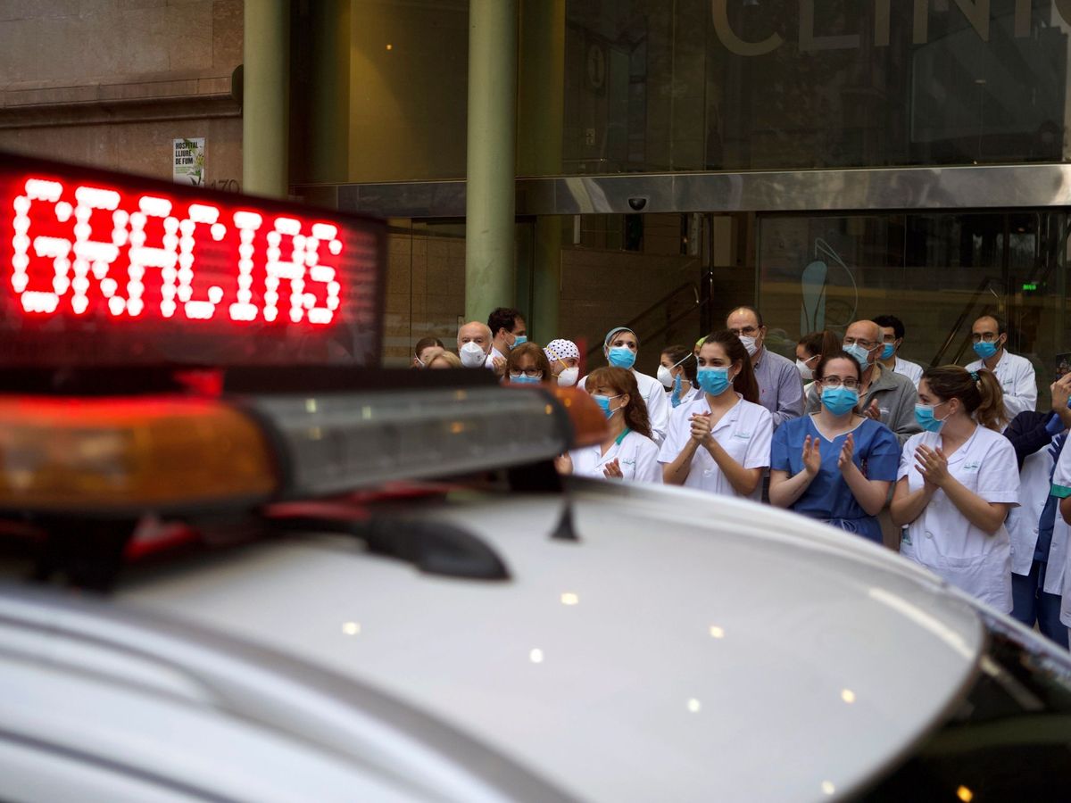 Foto: Médicos aplauden durante el homenaje diario a los miembros del personal sanitario del Hospital Clínic de Barcelona. (EFE)
