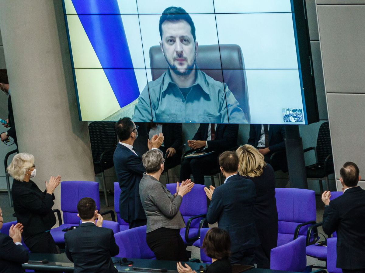 Foto: El presidente de Ucrania, Volodímir Zelenski, en una pantalla. (EFE/Bilan)