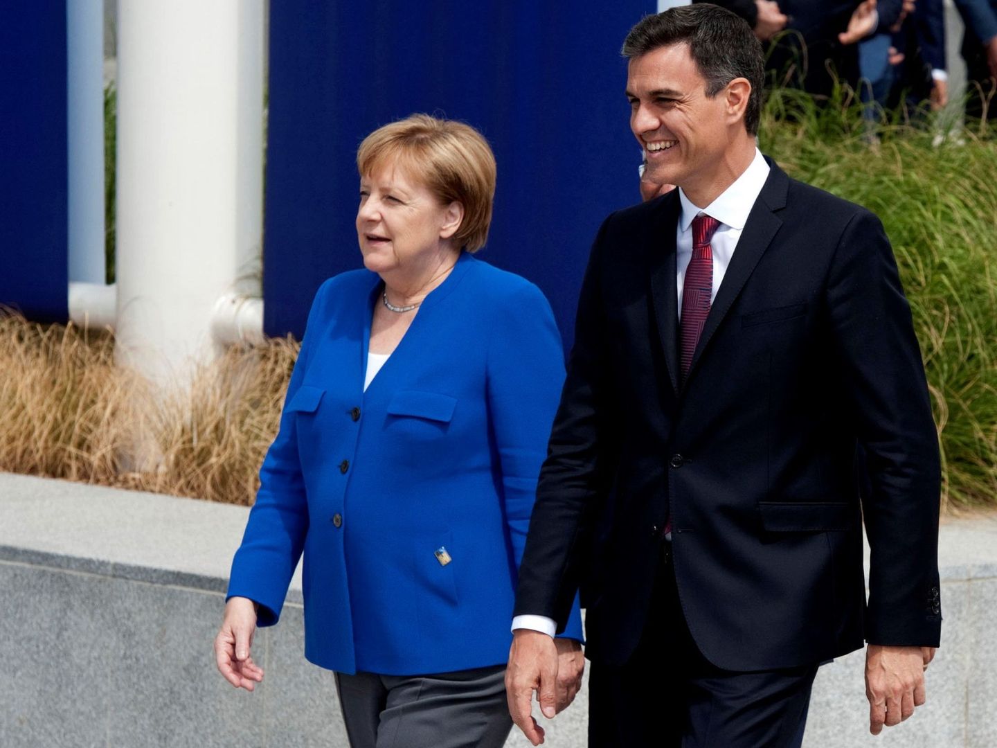 Pedro Sánchez con la canciller alemana Ángela Merkel al inicio de la cumbre de jefes de Estado de la OTAN en Bruselas. (EFE)