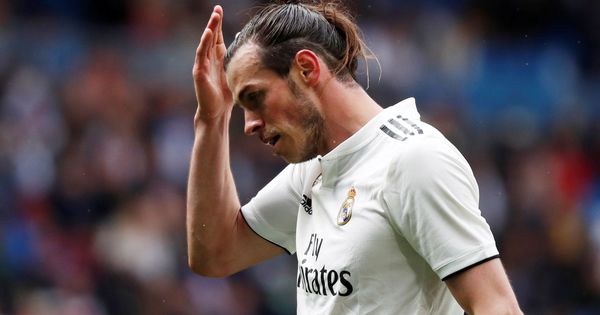 Foto: Gareth Bale se lleva la mano a la cabeza durante un partido del Real Madrid. (Efe)