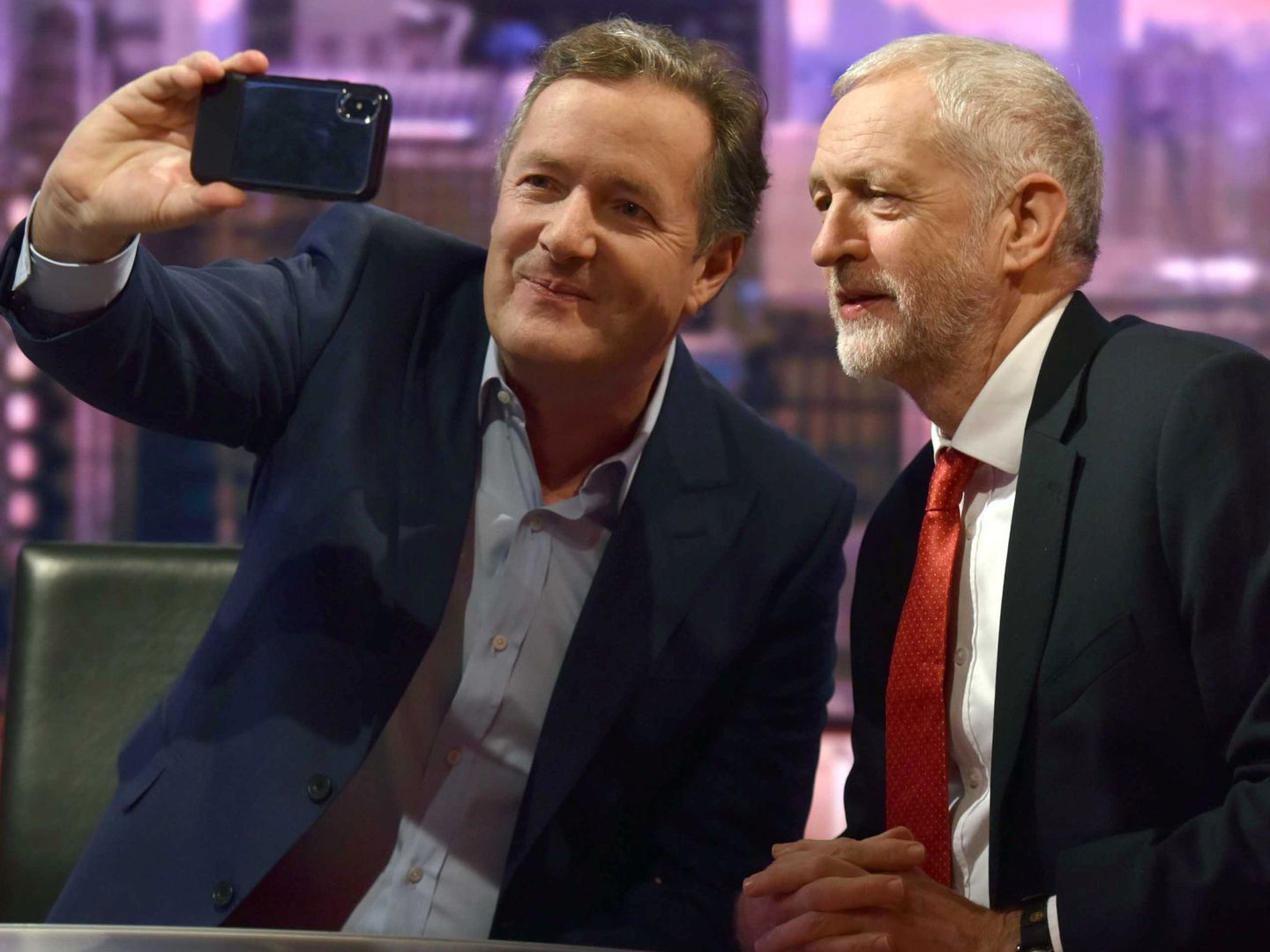 Con el líder laborista Jeremy Corbyn. (Reuters)