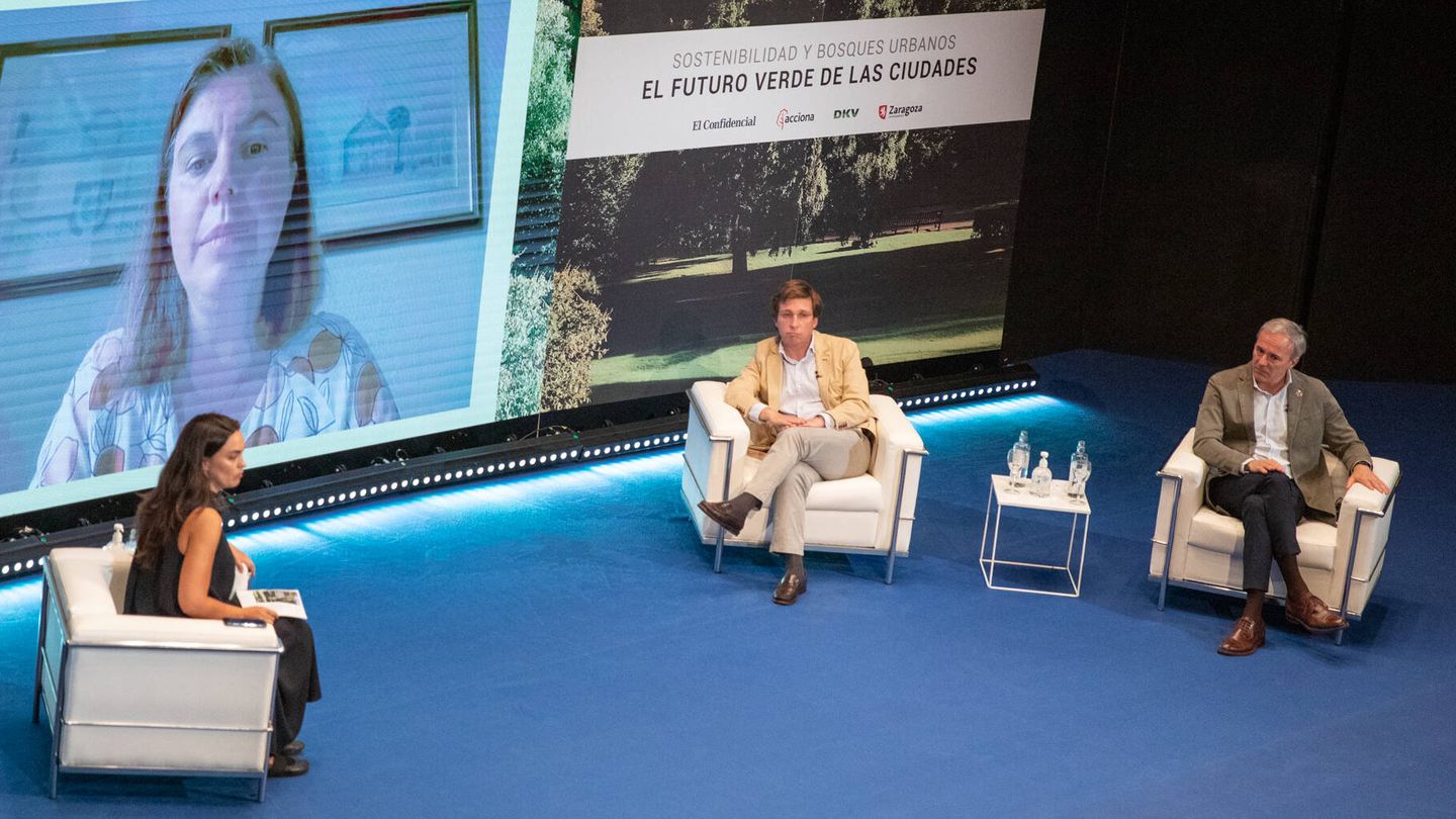 Elena Pita, directora de Fundación Biodiversidad, en pantalla, junto a Martínez-Almeida, Azcón y García-Aller.