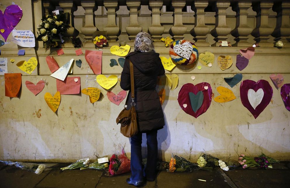 Una mujer deja una nota de condolencia por el ataque contra Charlie Hebdo en la embajada francesa en Londres (Reuters).