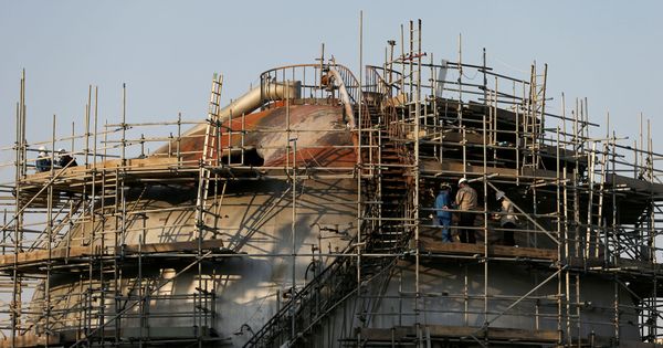 Foto: Obras de reparación en la planta de Aramco atacada. (Reuters)
