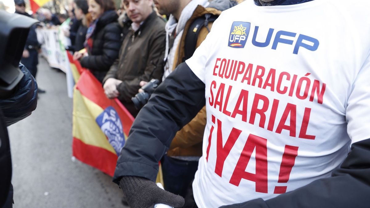 Zoido promete 1.500 millones para igualar salarios entre cuerpos policiales