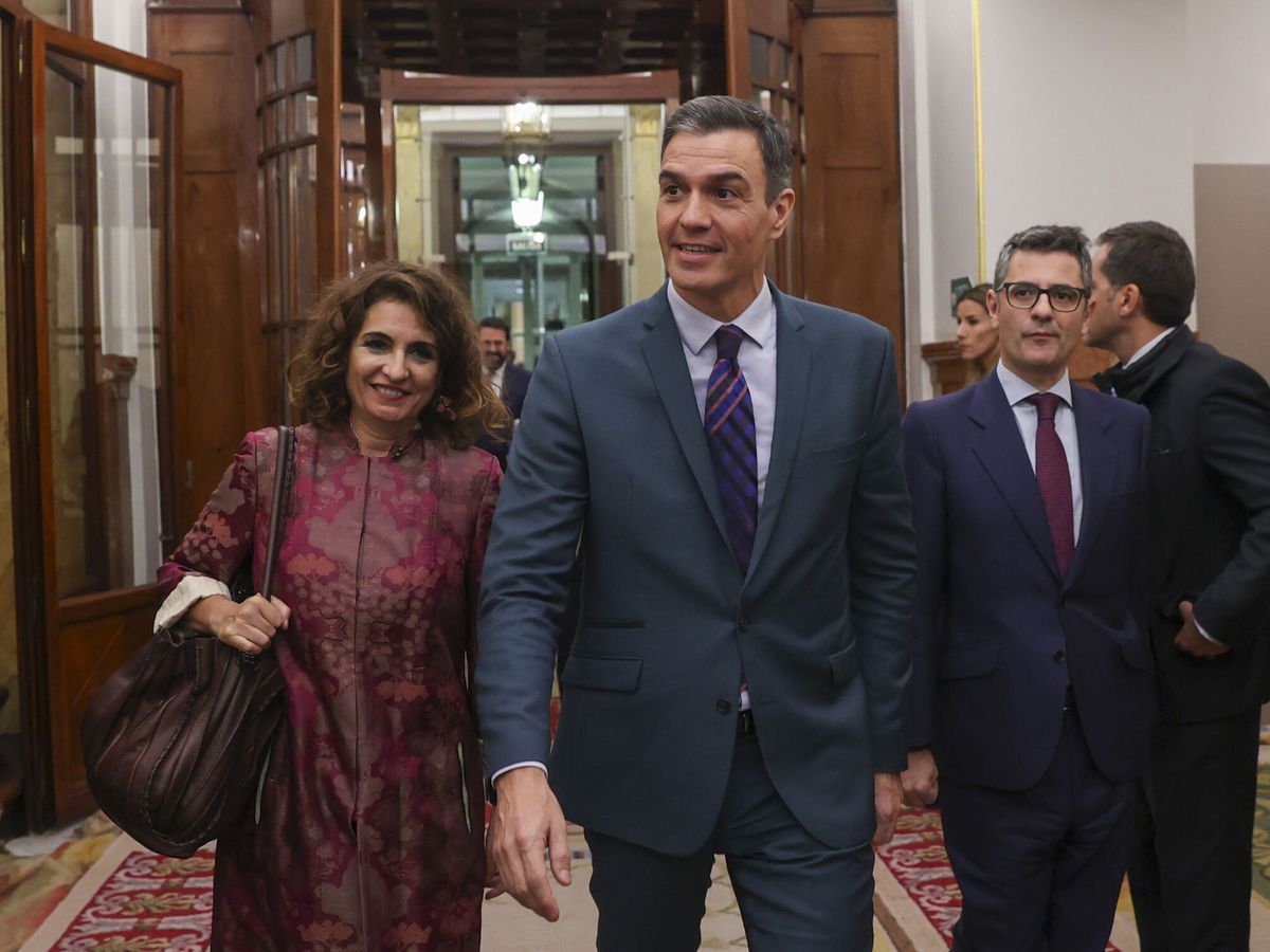 Foto: El presidente del Gobierno, Pedro Sánchez (c), la ministra de Hacienda, María Jesús Montero (i), y el ministro de la Presidencia, Félix Bolaños (d). (EFE/Kiko Huesca)