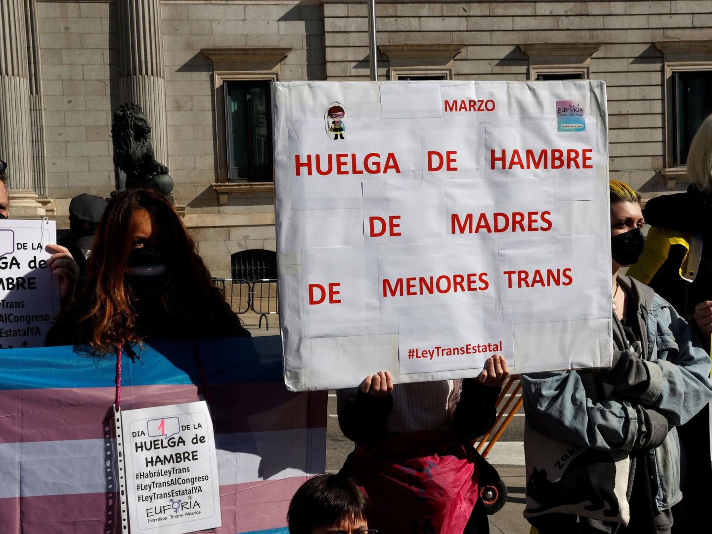 Asociaciones de personas trans anuncian el inicio de una huelga de hambre a las puertas del Congreso de los Diputados en Madrid. (Efe)