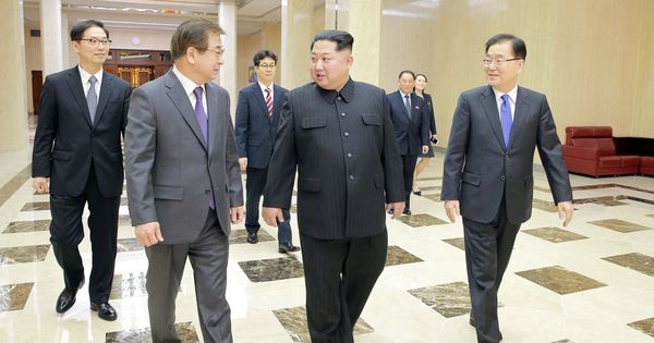 Foto: El líder de Corea del Norte Kim Jong-un (c) mientras conversa con el jefe de la Oficina de Seguridad Nacional presidencial de Corea del Sur Chung Eui-yong. (EFE)
