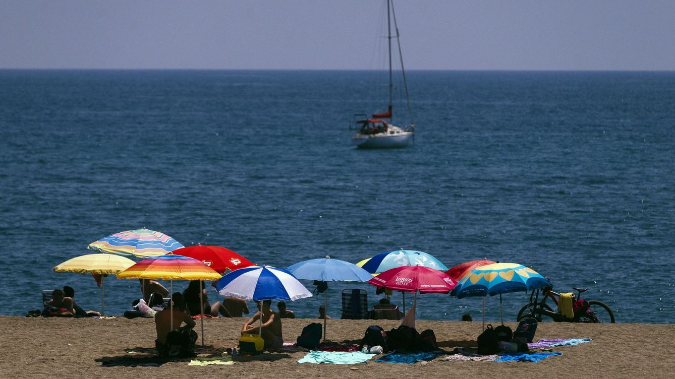 Foto: Varios veraneantes en una playa de Málaga. (EFE/Jorge Zapata)