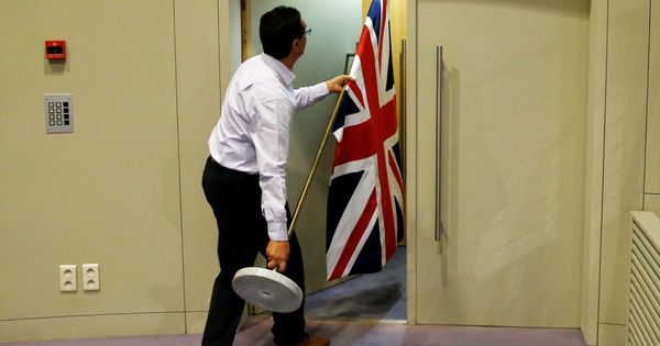 Foto: Imagen de archivo de un funcionario moviendo la bandera de Reino Unido antes de una rueda de prensa. (Reuters) 