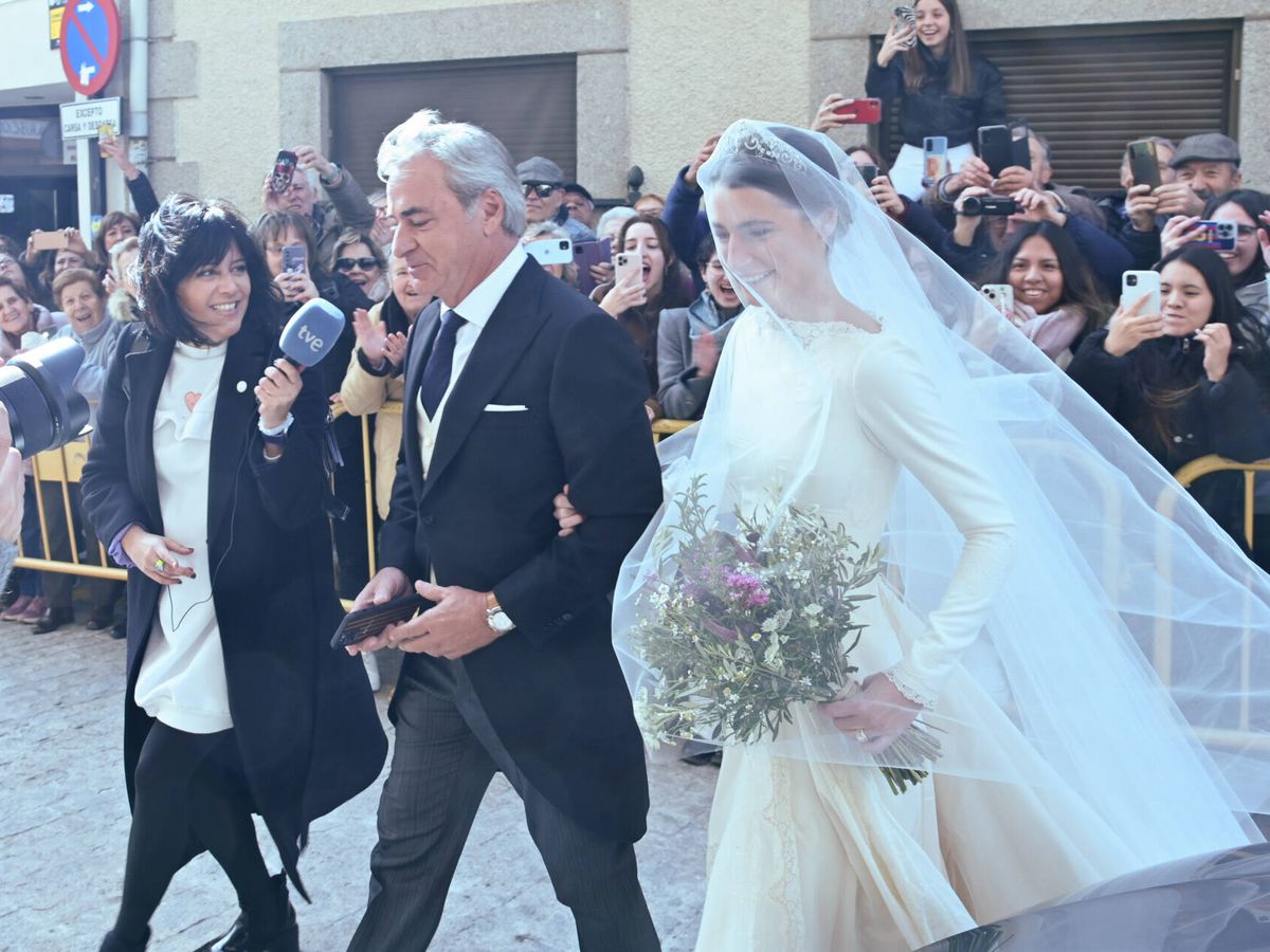 Foto: Ana Sainz entra en la iglesia del brazo de su padre. (Gtres)