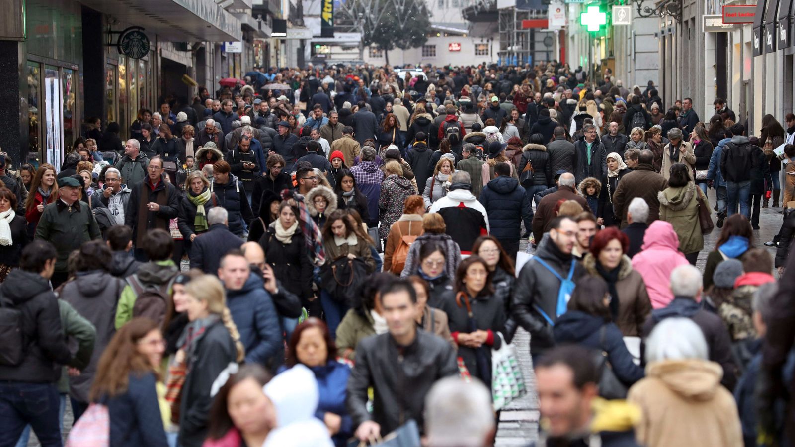 Foto: Gente comprando por una céntrica calle de Madrid
