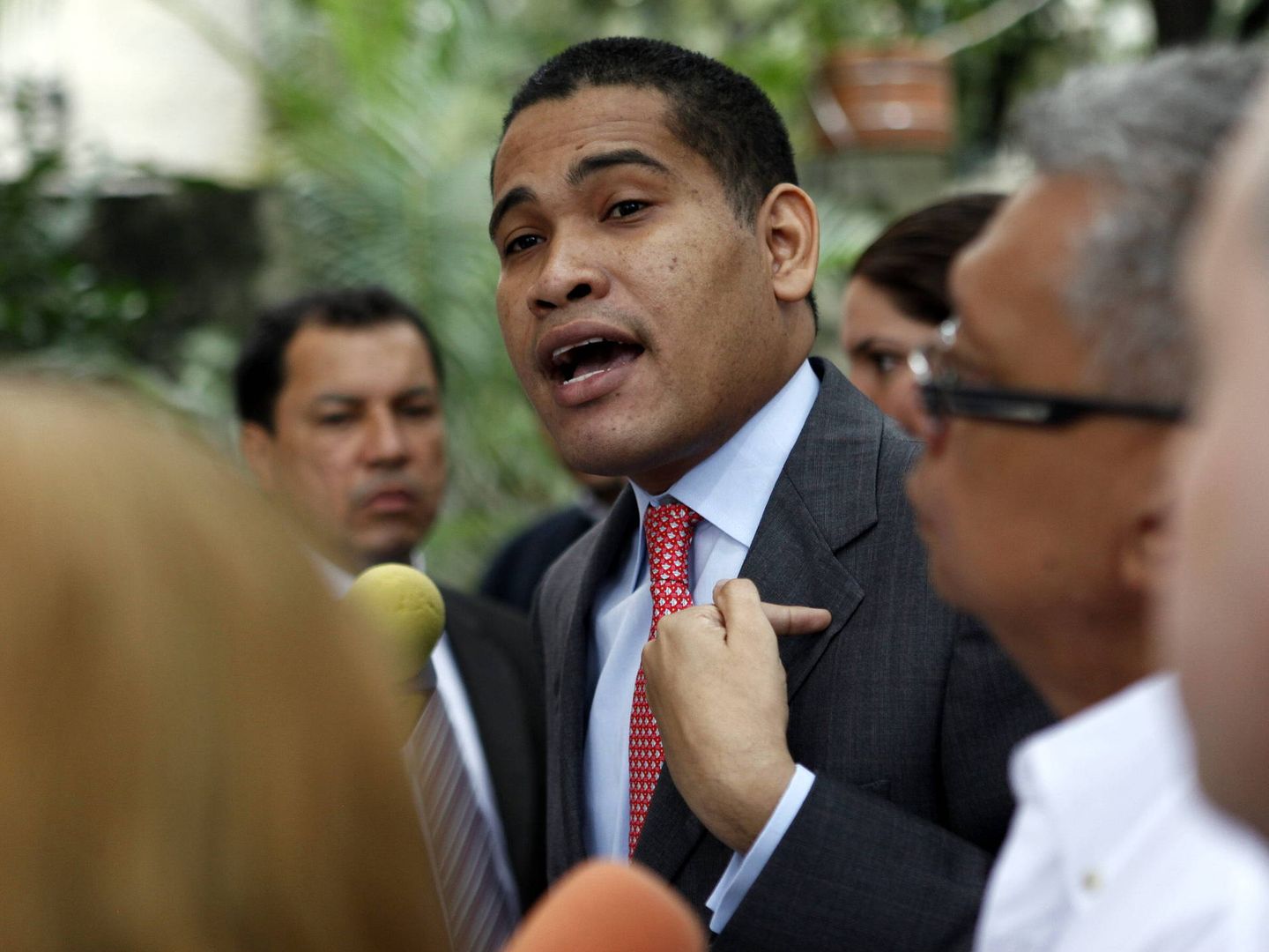 El político y periodista Leocenis García Osorio durante una rueda de prensa en Caracas.(EFE)