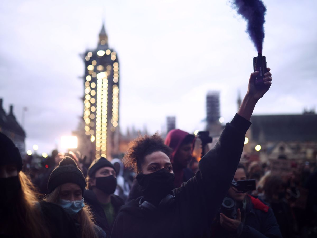 Foto: Protesta en Parliament Square, Londres, por el asesinato de Sarah Everard. (Reuters)