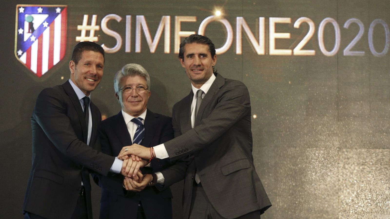Foto: Simeone, junto a Cerezo y Caminero, en el acto de su renovación como técnico del Atlético hasta 2020. (EFE)