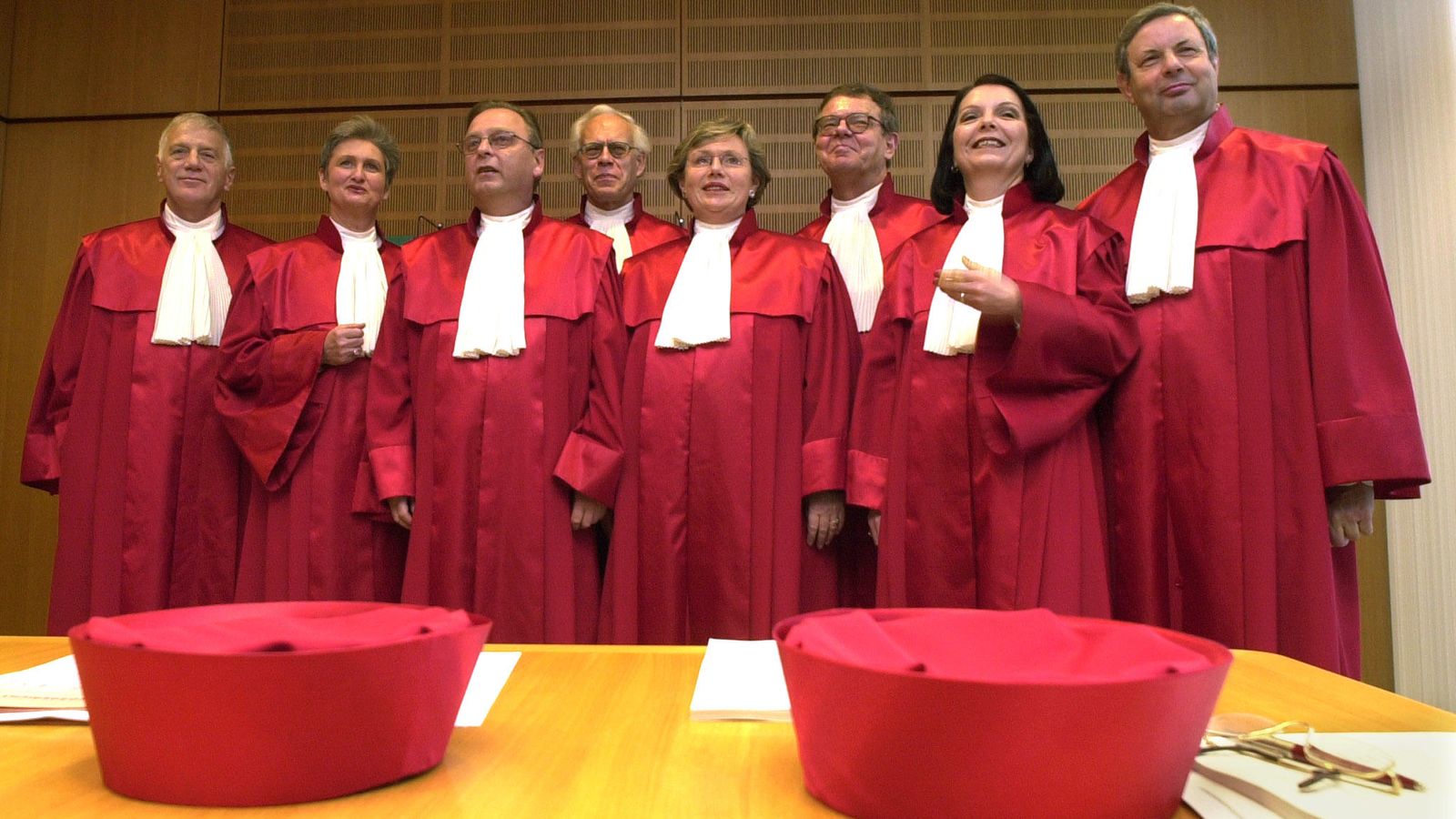 Foto: Magistrados del Constitucional alemán, con Christine Hohmann-Dennhardt en el segundo puesto por la izquierda. (Reuters)