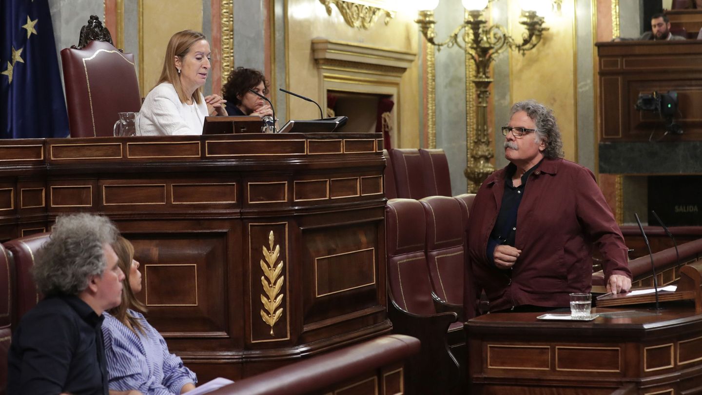 La presidenta del Congreso, Ana Pastor, llama al orden al portavoz de ERC, Joan Tardá. (EFE)