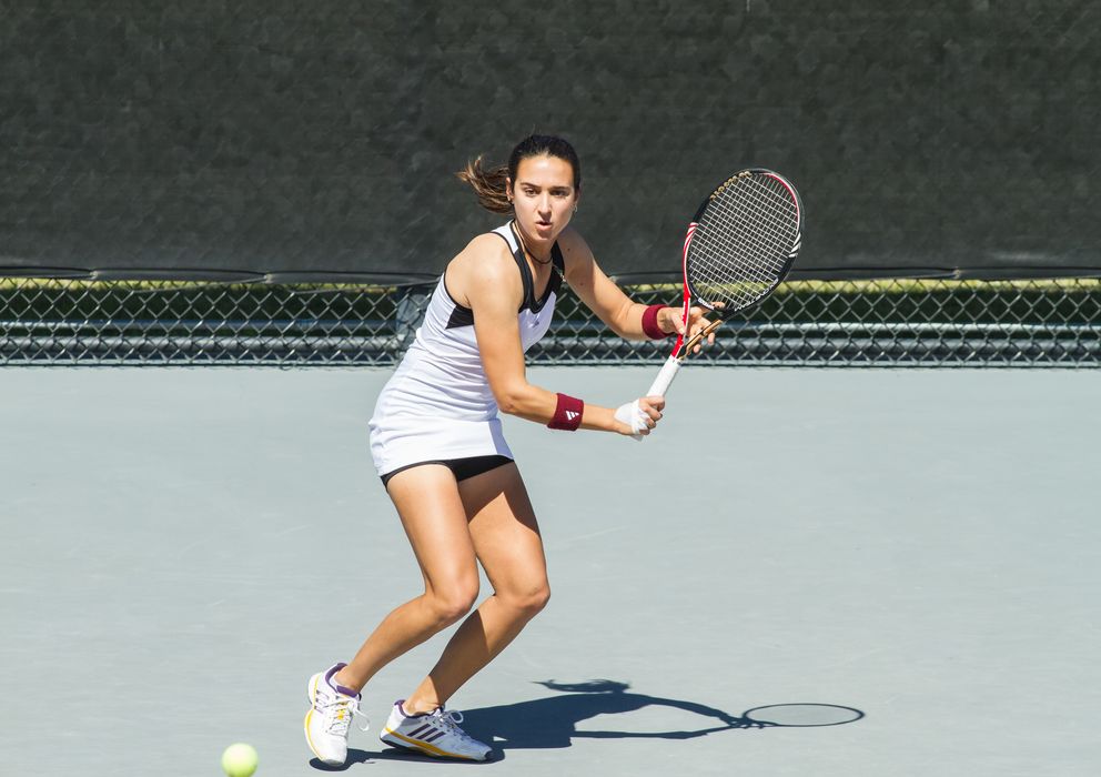 Foto: Cristina Sánchez Quintanar disputando un torneo de tenis.