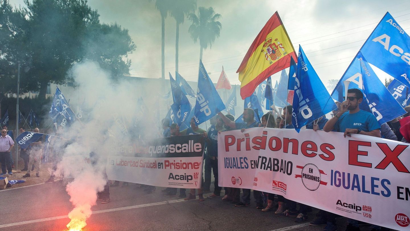 Funcionarios de prisiones en una marcha, el 23 de mayo, por la equiparación salarial. (EFE)