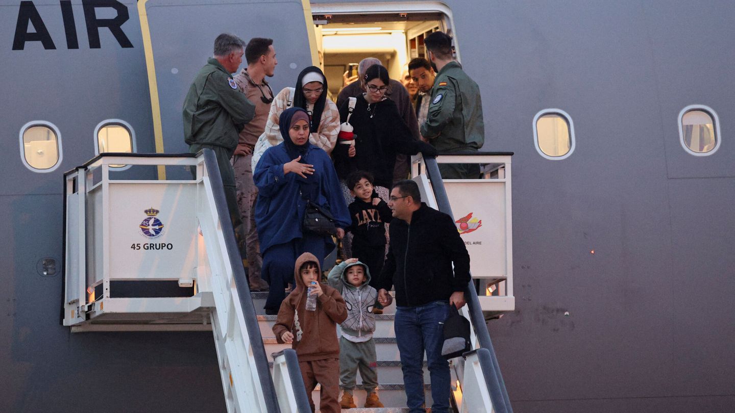Llegan a la Base de Torrejón 139 españoles evacuados de Gaza. (Foto: REUTERS)