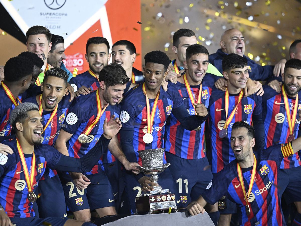 Foto: Los jugadores del Barcelona celebran la Supercopa de España 2023 en Arabia Saudí. (EFE/EPA/STR).