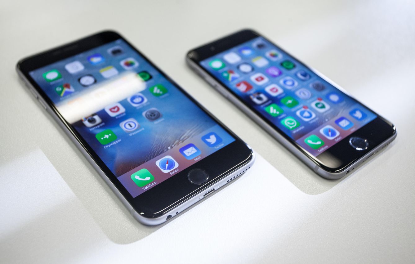 El iPhone 6s Plus (izquierda) y el 6s. (Foto: Enrique Villarino)