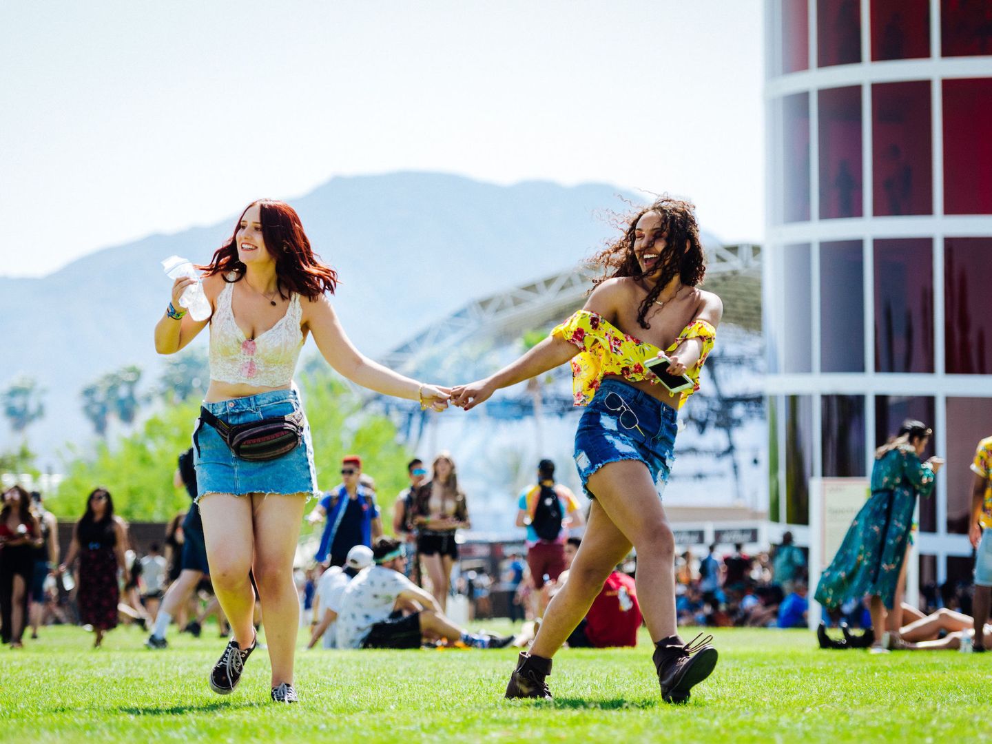 Dos chicas jovenes en Coachella 2018. (EFE)