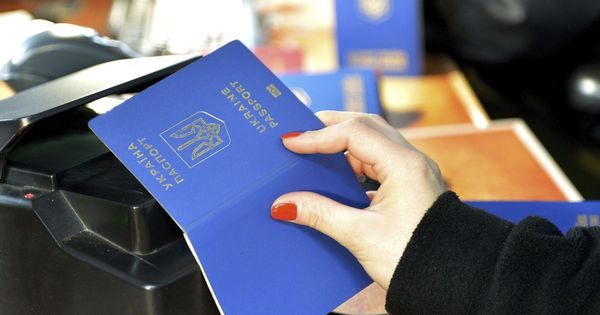 Foto: Comprobación de un pasaporte en un puesto de control. (EFE)