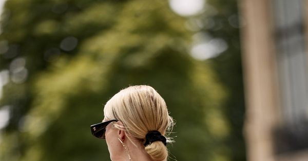 Foto: Rutina post-bronceado (Street style de la semana de la moda de París 2019-2020 - Imaxtree)