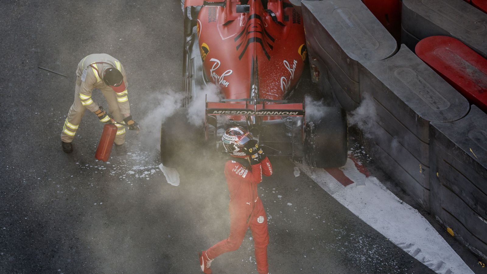 Foto: El primer gran error de Leclerc en Ferrari. (EFE)