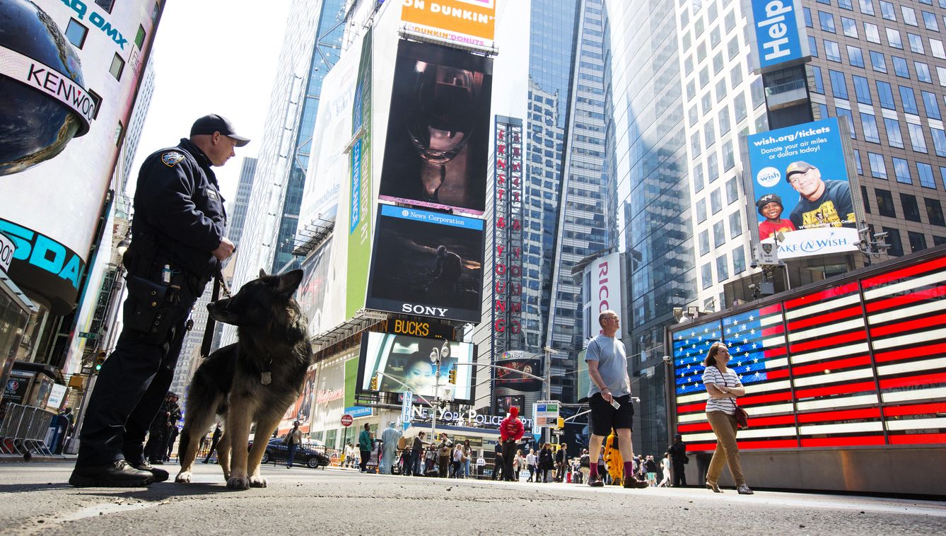 Un policía de Nueva York vigila que no pase nada raro en Times Square. (Reuters)