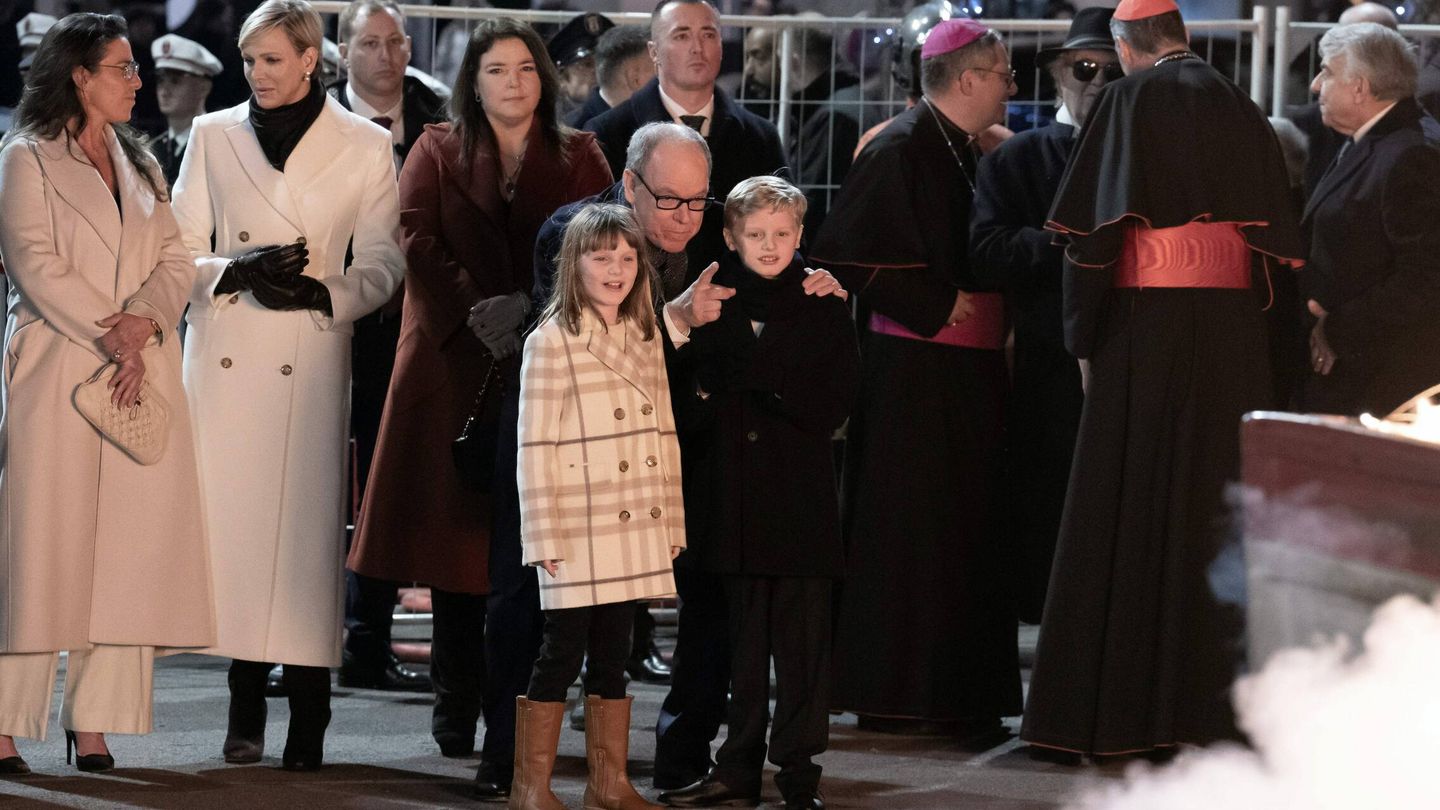 Charlène de Mónaco, junto a su marido y sus hijos en las celebraciones de Santa Devota. (Cordon Press)