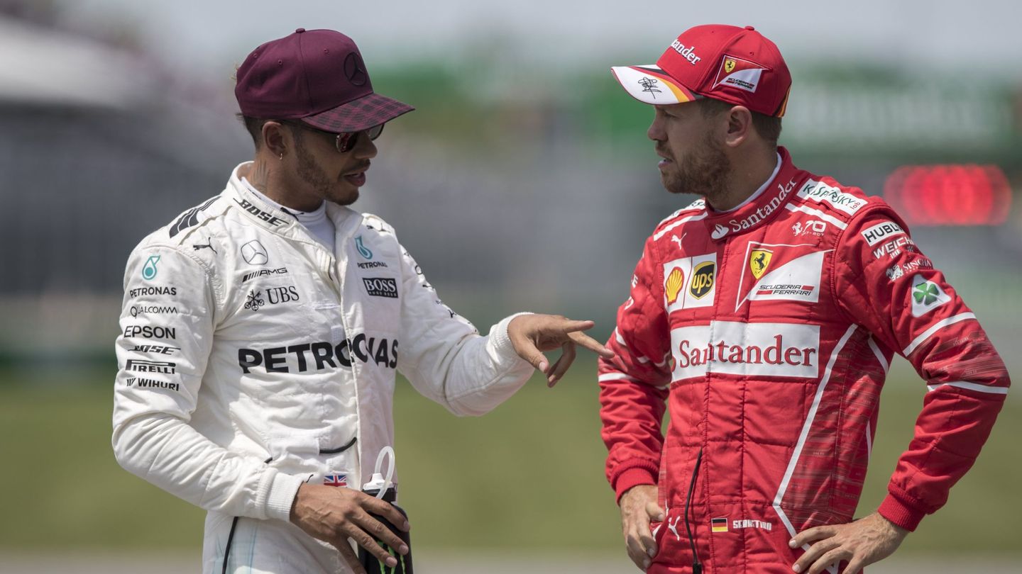 Vettel y Hamilton charlan amigablemente en Canadá, antes de que estallara la polémica en la siguiente cita de Bakú. (EFE)