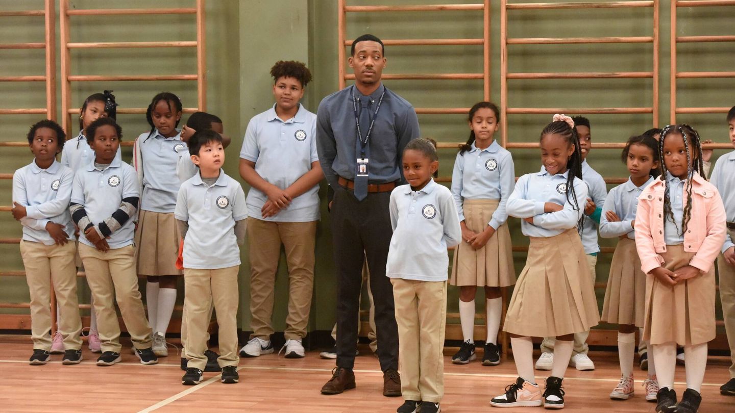 Gregory (Tyler James Williams) junto a sus alumnos en 'Colegio Abbott'. (ABC Studios)
