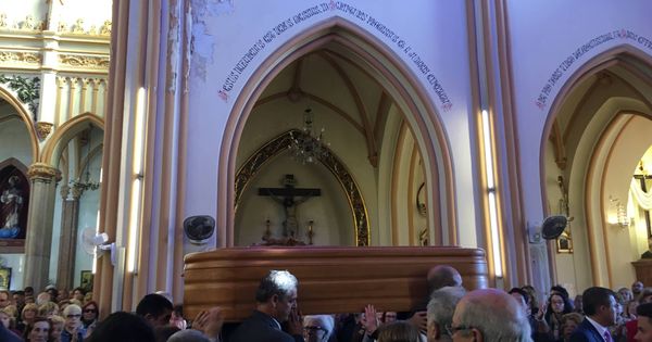 Foto: Imagen del féretro con los restos morales de Chiquito de la Calzada tras acabar la misa funeral en la Iglesia San Pablo de Málaga (Agustín Rivera).