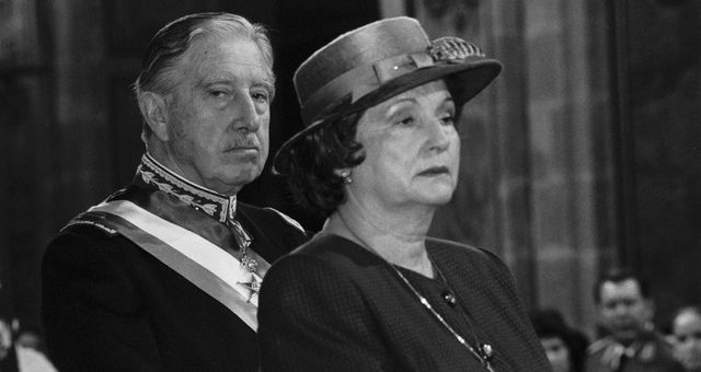 Pinochet junto a su esposa, en una imagen de archivo. (CP)