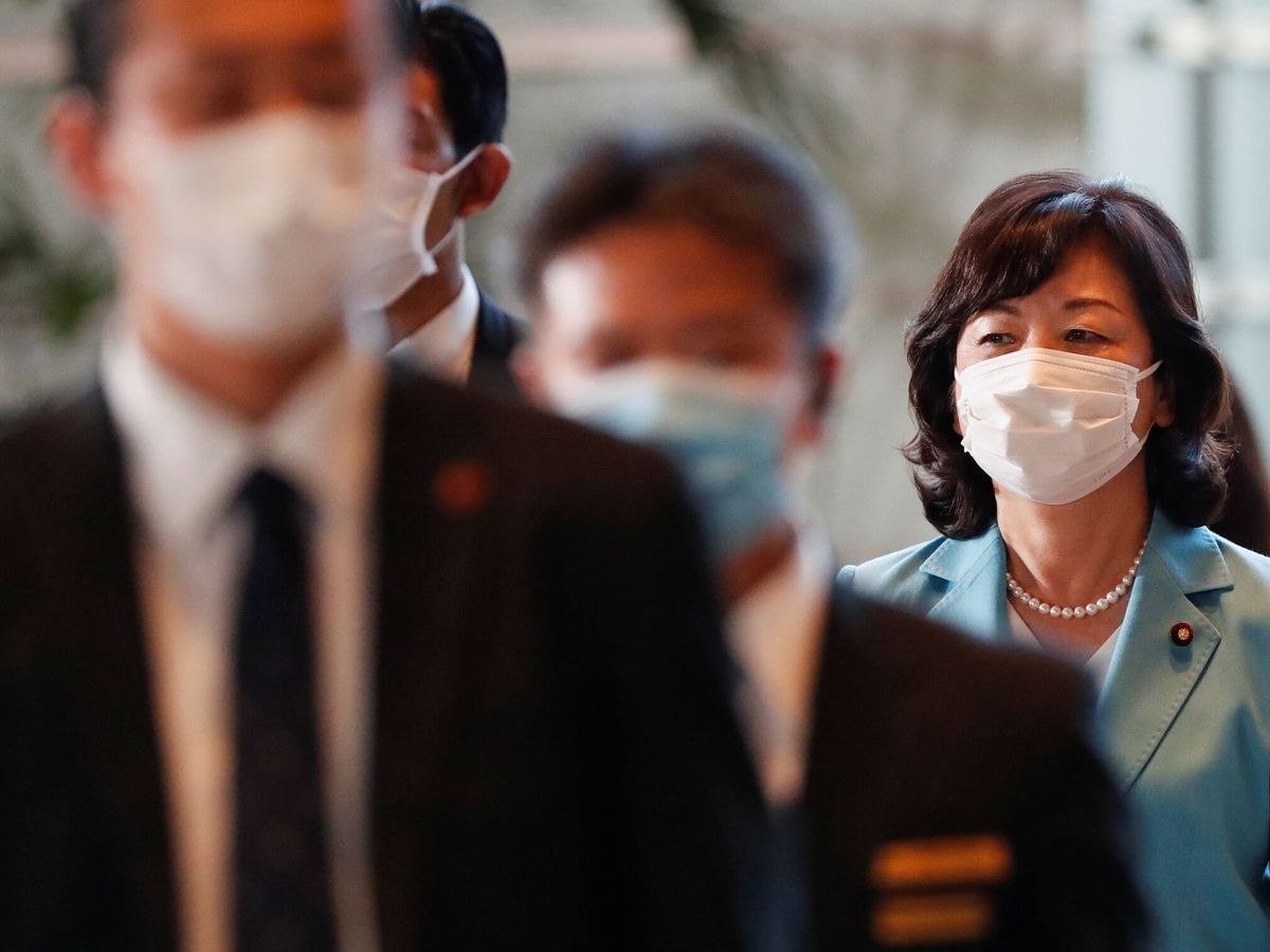 Foto: La ministra Seiko Noda llegando a la oficina del Primer Ministro en Japón. (Issei Kato/Reuters)