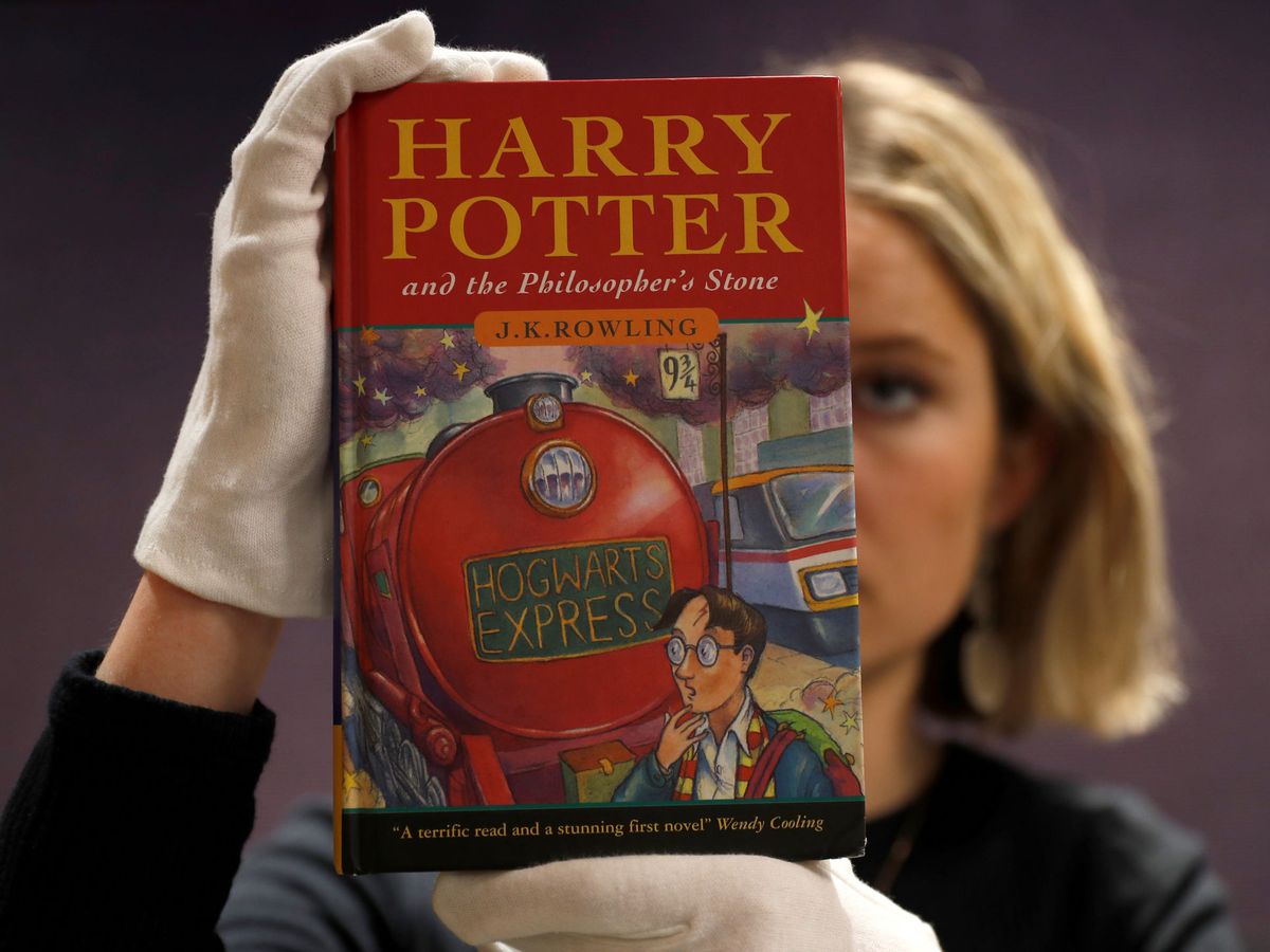 Foto: Uno de los primeros ejemplares de 'Harry Potter y la piedra filosofal'. (Reuters) 