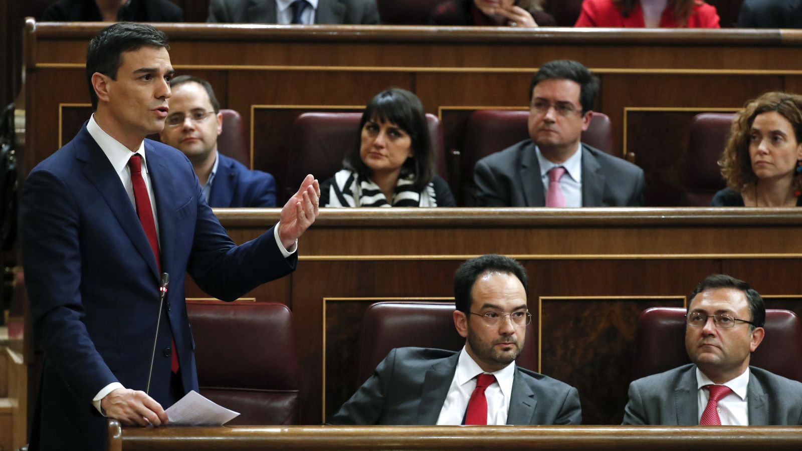 Foto: Pedro Sánchez interviene desde su escaño durante la segunda jornada del debate de investidura, este 2 de marzo. (EFE)