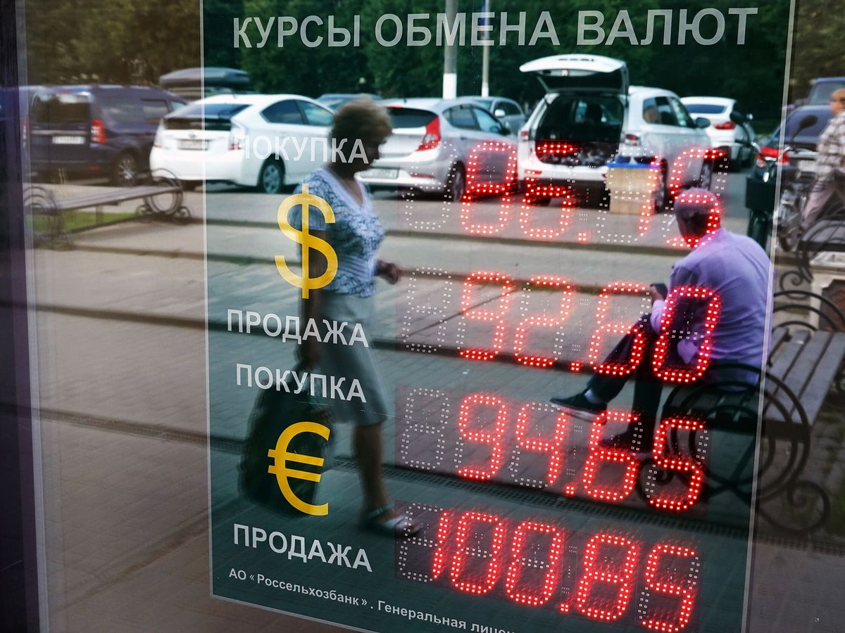 Foto: Panel electrónico con cotizaciones del rublo frente a dólar y euro. (EFE)