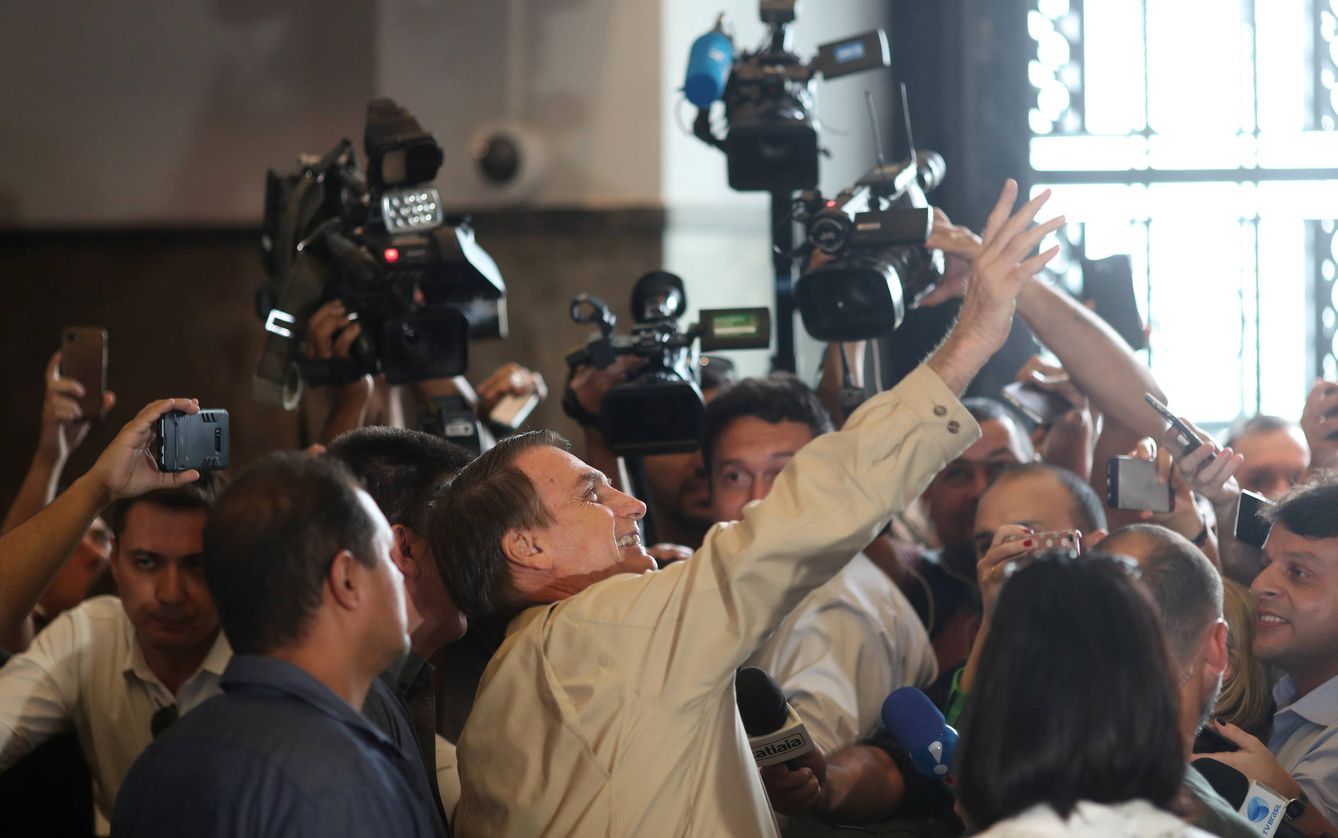 El candidato Jair Bolsonaro saluda a simpatizantes mientras habla con los medios, en Río de Janeiro. (Reuters)