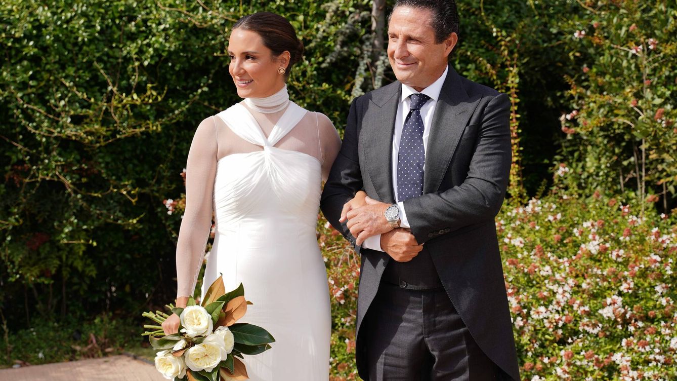 Foto:  Marta Pombo, acompañada de su padre, a la entrada de su boda con Luis Zamalloa. (Cordon Press)