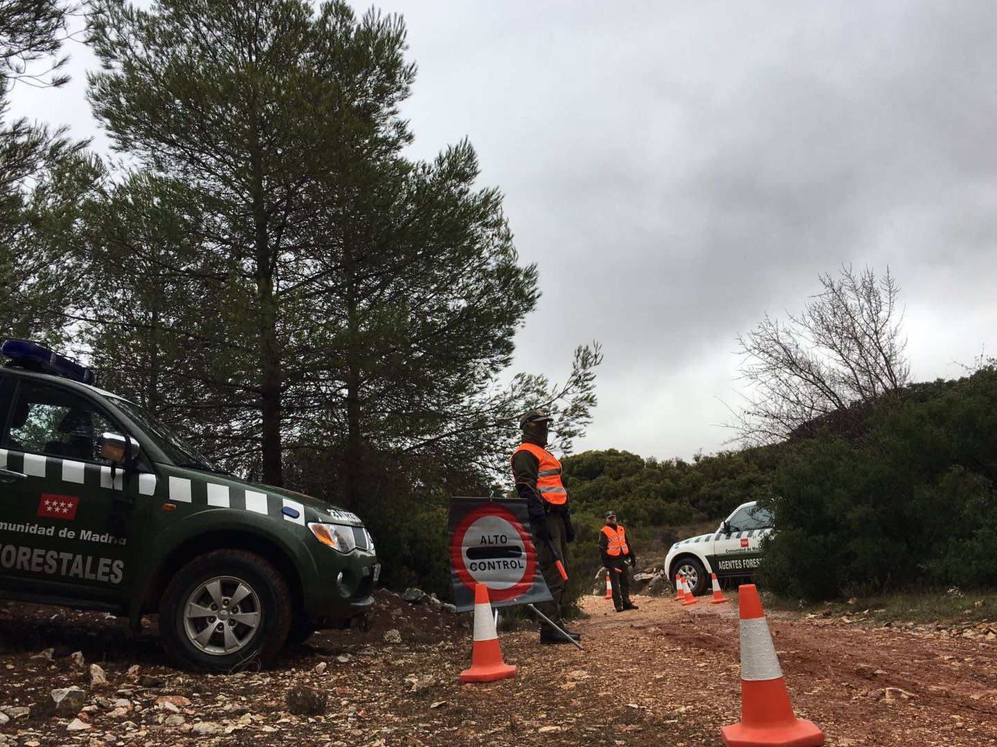 Agentes forestales haciendo un control de tráfico en una zona forestal de Madrid.