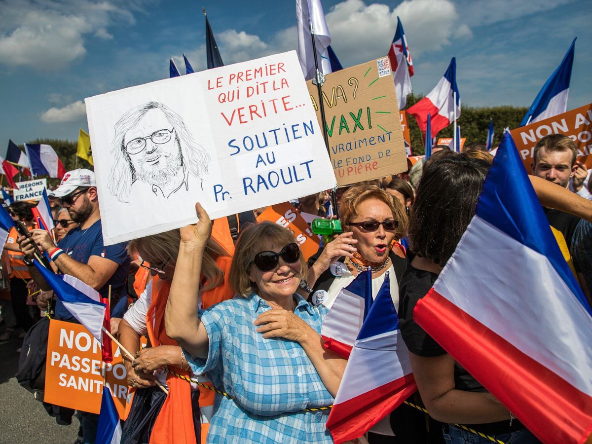 Foto: Manifestación de formaciones de derecha contra el carné covid en París. (EFE)