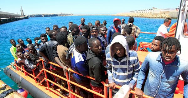 Foto: Inmigrantes rescatados este fin de semana en el Estrecho. (EFE)