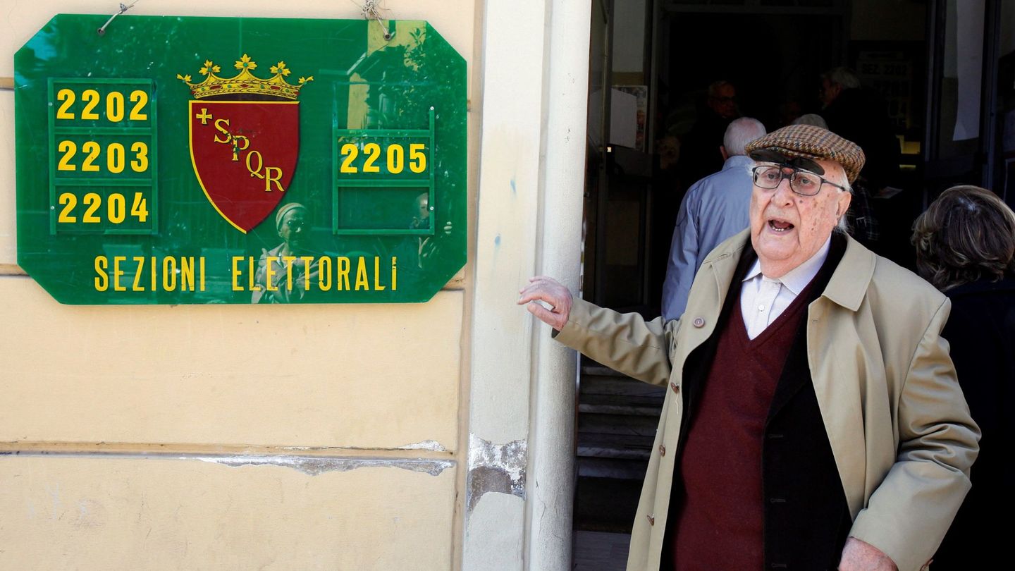 El escritor italiano Andrea Camilleri, tras depositar su voto en las elecciones romanas de 2010. (EFE)
