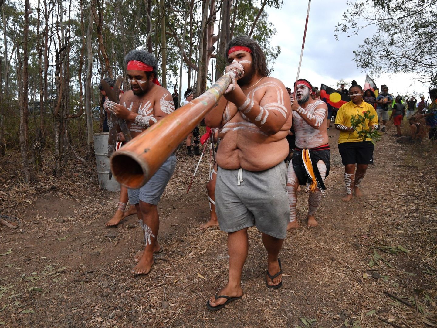 Varios aborígenes australianos protestan contra las construcciones cercanas al área en la que viven. (EFE)