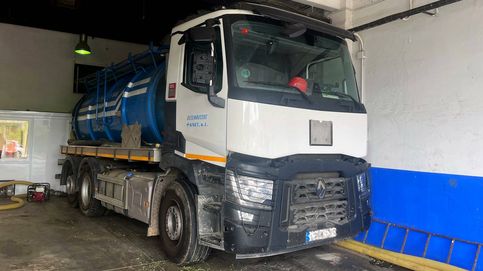 Un día con el camión del agua en la Barcelona seca: Nos piden que les llenemos la piscina